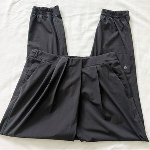 Lululemon pleaded joggers women’s size 6 pockets black 25”